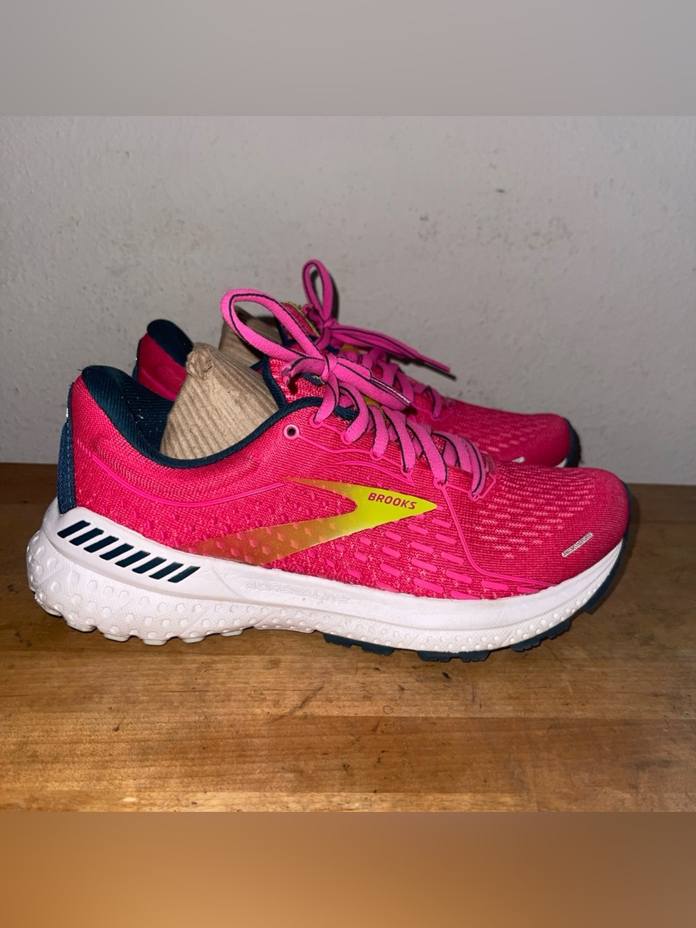 Brooks Women's Adrenaline GTS 21 Running Shoes US 6 Raspberry Pink Medium B